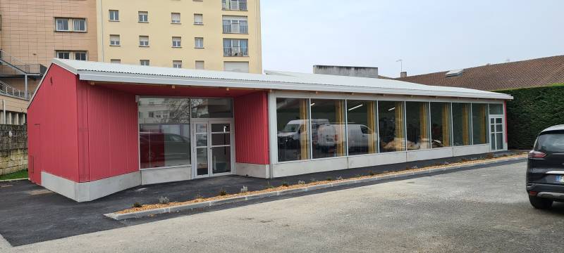Construction d’une salle de musculation pour le Lycée Max Linder, charpente traditionnelle avec couverture et bardage métallique à Libourne en Gironde