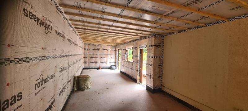 Réalisation d’une extension pour une maison individuelle, ossature bois avec toiture plate habillée en volige et couvre joints à Soulac sur Mer en Gironde