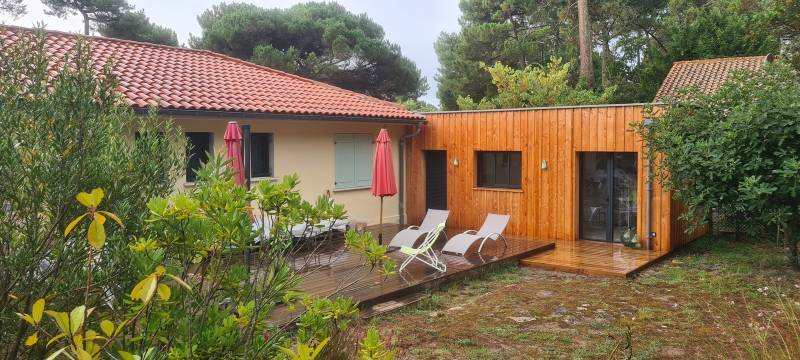 Réalisation d’une extension pour une maison individuelle, ossature bois avec toiture plate habillée en volige et couvre joints à Soulac sur Mer en Gironde