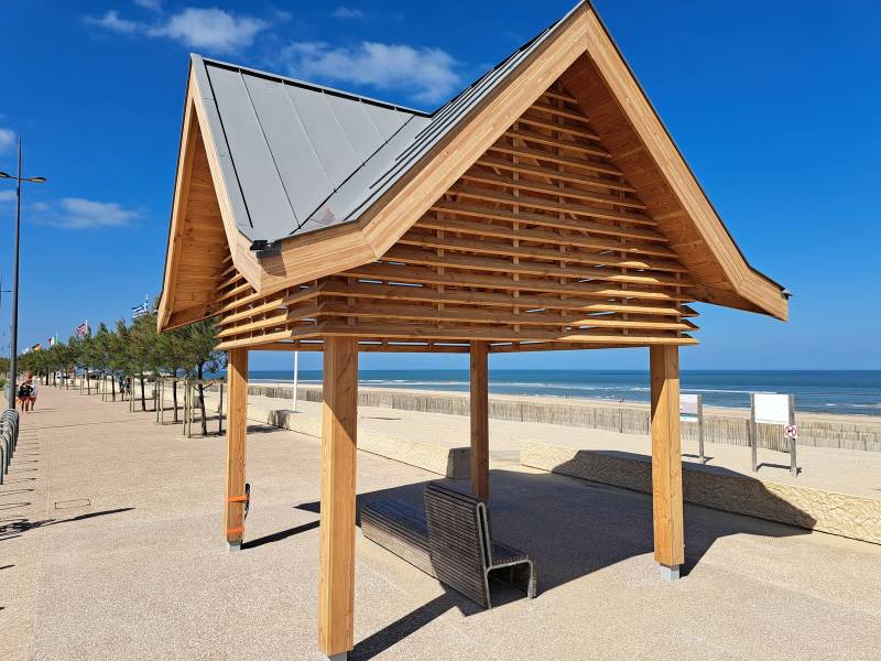 Réalisation de kiosque en charpente bois, couverture en zinc et joints debout avec brise soleil en pin douglas à Soulac sur Mer en Gironde