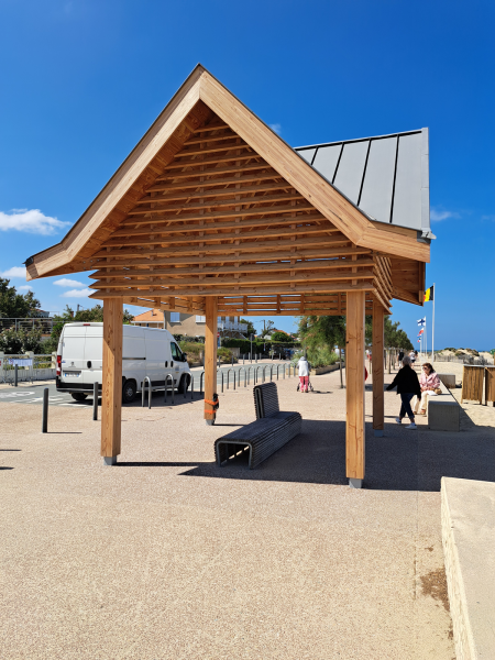 Réalisation de kiosque en charpente bois, couverture en zinc et joints debout avec brise soleil en pin douglas à Soulac sur Mer en Gironde