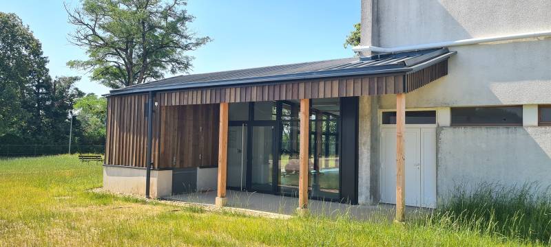 Réalisation d'une charpente traditionnelle avec couverture en bac acier isolé et bardage en pin maritime pour le Lycée Agricole de Montagne en Gironde