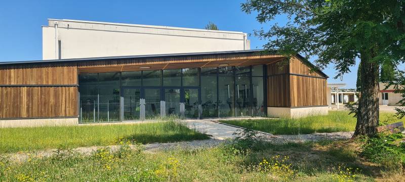 Réalisation d'une charpente traditionnelle avec couverture en bac acier isolé et bardage en pin maritime pour le Lycée Agricole de Montagne en Gironde