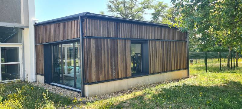 Réalisation d'une charpente traditionnelle avec couverture en bac acier isolé et bardage en pin maritime pour le Lycée Agricole de Montagne en Gironde