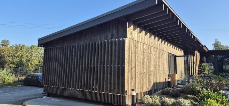 Réalisation d'un chantier en ossature bois, travaux de charpente, couverture en zinc et joints debout avec bardage en pin douglas à Bonnetan en Gironde