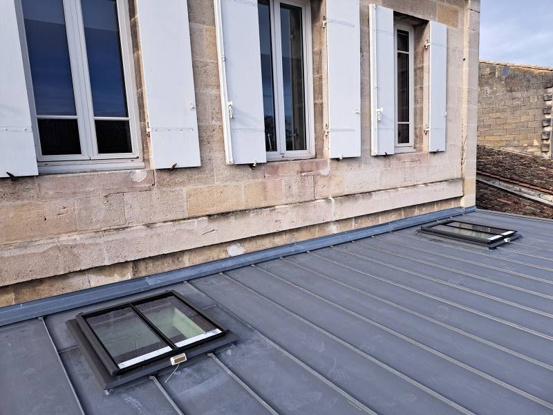 Réalisation d’une extension pour un Centre Médico-Psycho-Pédagogique, charpente traditionnelle avec couverture en zinc à joints debout à Libourne en Gironde