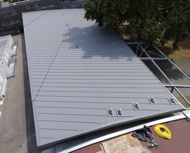 Rénovation complète d'une couverture en joint debout en zinc pour le Lycée Max Linder à Libourne en Gironde
