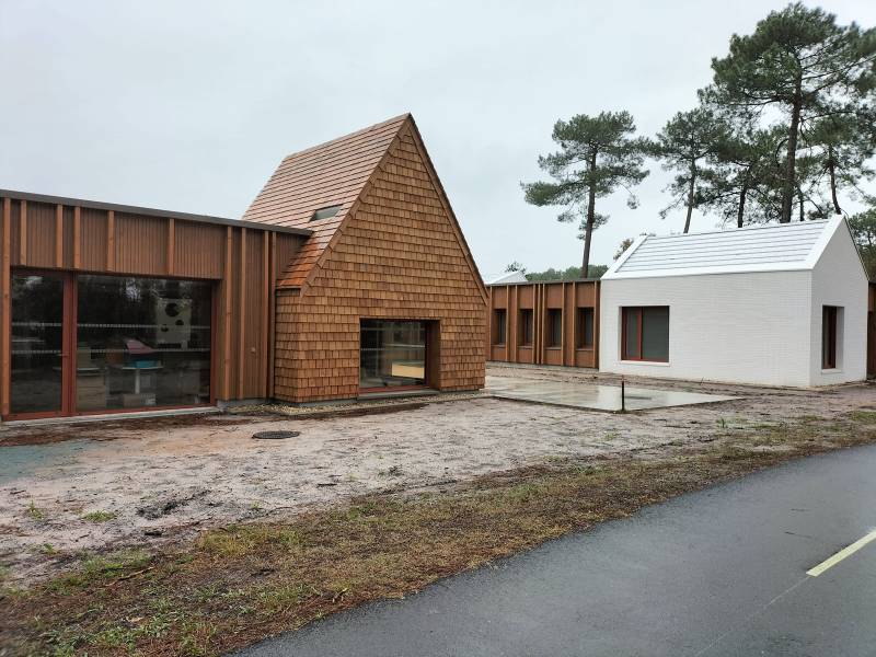 Réalisation d’une charpente traditionnelle pour un nouveau Pôle Culturel avec couverture en tuiles mécaniques et bardage en douglas à Gujan-Mestras en Gironde