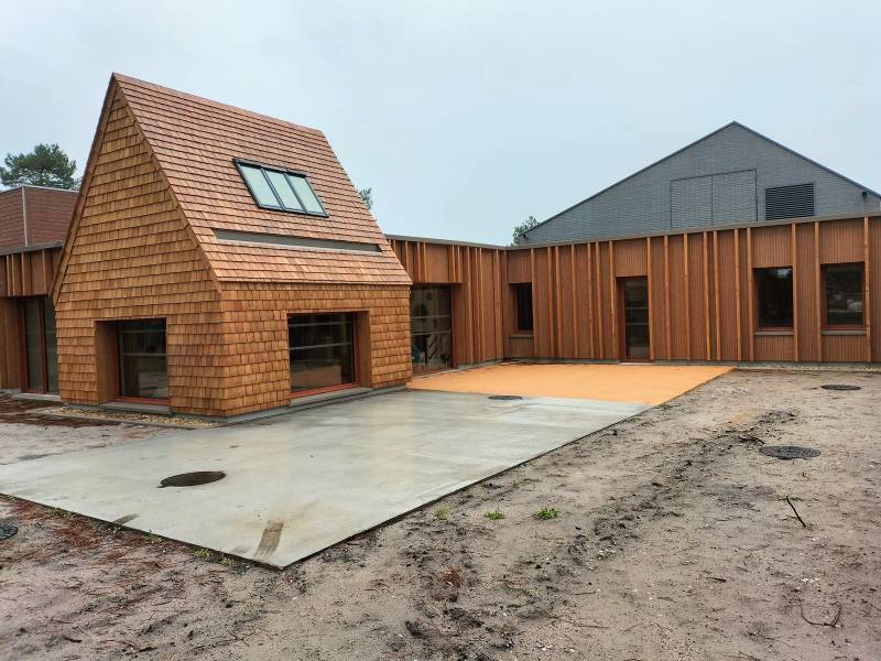 Réalisation d’une charpente traditionnelle pour un nouveau Pôle Culturel avec couverture en tuiles mécaniques et bardage en douglas à Gujan-Mestras en Gironde
