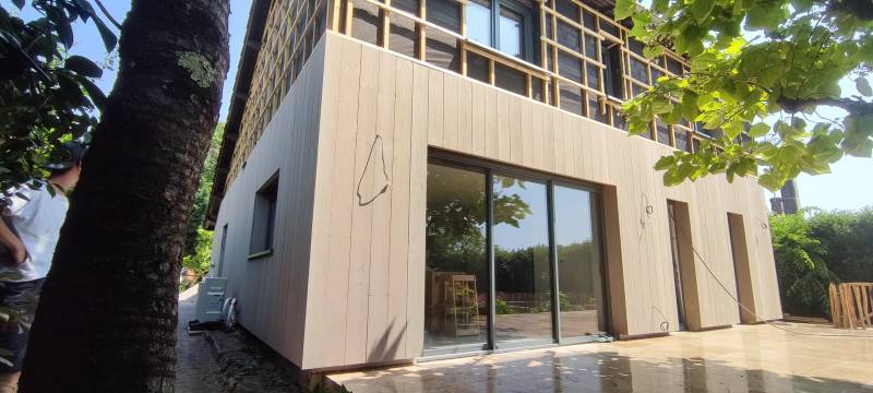 Réalisation d’une Isolation Thermique par l’Extérieur d’une habitation existante pour un particulier avec bardage en volige et couvre joints douglas à Mérignac en Gironde